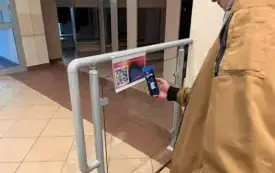 Osoba skanuje kod telefonem.