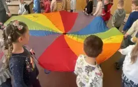 Przedszkolaki w zabawie muzyczno-ruchowej, z chustą animacyjną
