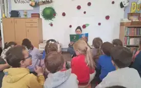 Wsp&oacute;lne czytanie książki.