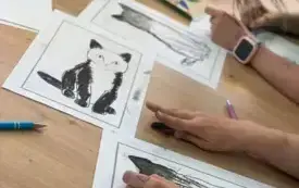 Wykonywanie pracy plastycznej przy użyciu węgla