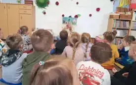 Dzieci wraz z prowadzącą siedzą na dywanie &ndash; czytanie i omawianie tytułowej książki.