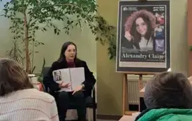 Alexandra Claire w trakcie prezentowania planu pracy nad książką 