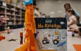 Dzieci wykonują pracę plastyczną &ndash; rakietę.