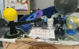 Stoisko wystawowe z kolejną pracą