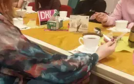 Osoby siedzące przy stole.