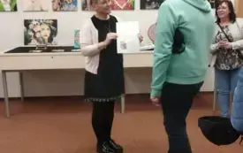 Bibliotekarka prezentuje otrzymane życzenia