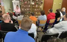 Autorka wystawy w rozmowie z uczestnikami.