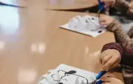 Dzieci wycinają k&oacute;łka nożyczkami