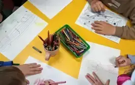 Przy stoliku dzieci robią ilustracje do muzyki, tak jak ją czują i widzą. Każdy ma inną interpretację utworu.