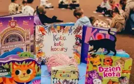 Wystawa książek o tematyce kociej.