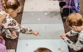 Przedszkolaki uczestniczą w zabawie &bdquo;Łowienie rybek&rdquo;.