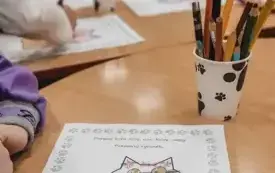 Dzieci wykonują portrety kotk&oacute;w.