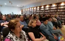 Osoby siedzące na krzesłach.