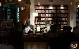 Kobieta i mężczyzna siedzą na fotelach.