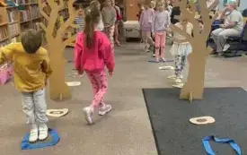 Dzieci w zabawie ruchowej &ndash; tor przeszk&oacute;d