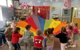 Zabawa ruchowa z chustą animacyjną.