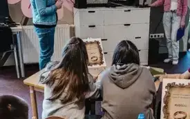 Na ekranie telewizora wyświetlony jest quiz sprawdzający znajomość lektury &bdquo;Hobbit&rdquo;. 
