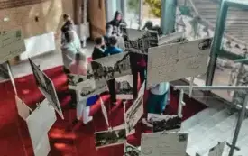 Dzieci słuchają wskaz&oacute;wek do kolejnego zadania podczas gry odbywającej się w Willi Lehmanna.