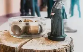 Figurka Gandalfa oraz pierścienie przygotowane jako elementy gry bibliotecznej. 