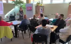 Rozmowa pisarki z uczestnikami spotkania autorskiego