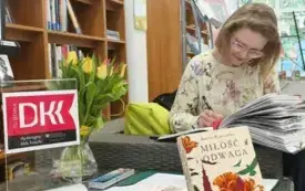 Autorka Aneta Krasińska podczas wpisywania się do księgi pamiątkowej.
