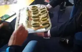 Kobieta podaje na tacy kanapki.