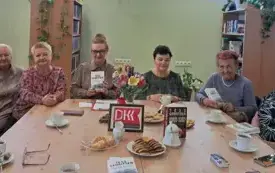 Zdjęcie ukazuje czytelniczki w trakcie dyskusji.