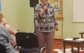 Krystyna Kamińska przemawia do mikrofonu.