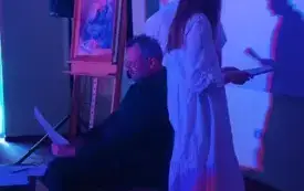 Kamila Pietrzak-Polakiewicz, Tomasz Jan Polakiewicz oraz Konrad Pruszyński odczytują wiersze w klimatycznej scenerii.