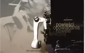 Plakat filmu "Eugeniusz Paukszta - znany - nieznany - niezapomniany" z maszyną do pisania na pierwszym tle i zdjęciem Paukszty z profilu z tyłu