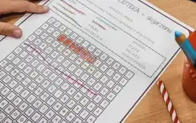 Uczniowie rozwiązują biblioteczną wykreślankę.