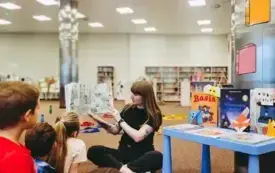 Bibliotekarka czyta dzieciom książkę.