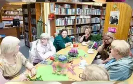 kolaż czterech zdjęć: klubowiczki przy stole w bibliotece