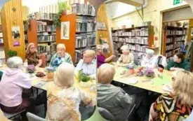 kolaż czterech zdjęć: uczestniczki DKK przy stole wewnątrz biblioteki