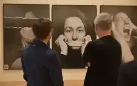 Uczestnicy wernisażu oglądający nagrodzony cykl fotograficzny prezentowany podczas 43. Konfrontacji Fotograficznych w Galerii Pod Kopułą.