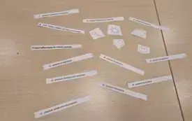 paski papieru, na kt&oacute;rych znajduje się tekst.