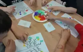 Praca plastyczna przy stolikach.