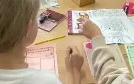 Praca tw&oacute;rcza przy stole