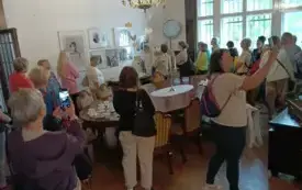 Bibliotekarze z powiatu zgierskiego zwiedzają wnętrza Willi Lechmanna