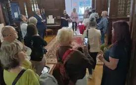 Dyrektor gorzowskiej książnicy wita bibliotekarzy z powiatu zgierskiego w Wilii Lechmanna