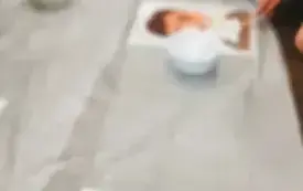Dzieci zbierają pianę za pomocą pędzelk&oacute;w