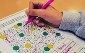 Dzieci rozwiązują zadanie.