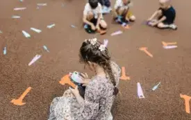 Dzieci zbierają papierowe narzędzia do skrzynek
