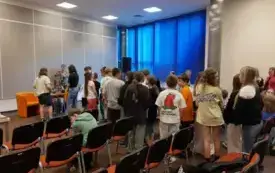 Uczniowie stoją w kolejce po książkę z podpisem autorki