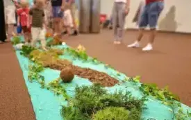 Ścieżka sensoryczna wykonana z naturalnych materiał&oacute;w.