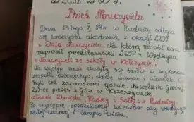 Zdjęcie wpisu do dawnej kroniki. Dotyczy uroczystości, kt&oacute;ra odbyła się w Rudnicy z okazji Dnia Nauczyciela oraz Dnia Ludowego Wojska Polskiego 13 października 1984 roku. Wpis został wykonany mazakami o trzech kolorach: zielonym, czerwonym i niebieskim. 