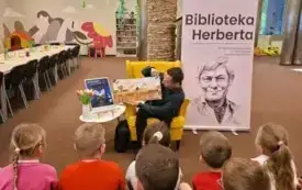 Patryk Małyszko czyta przedszkolakom fragmenty książki &bdquo;Symfonia zwierząt&rdquo;.