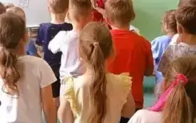 Witanie się zaproszonego gościa z dziećmi po japońsku.