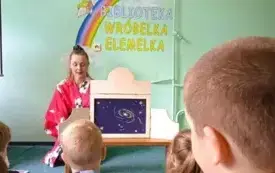 Przedstawienie Teatrzyku Kamishibai przez aktorkę.