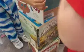 Budowanie konstrukcji z książek.